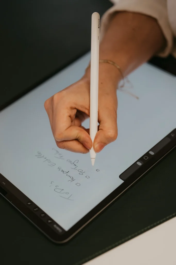 Strategische Notizen entstehen am Tablet