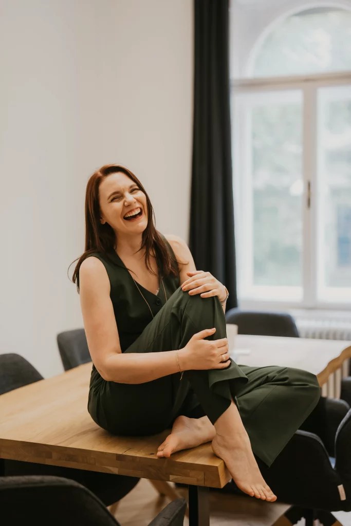 Sabina Andraschko lacht